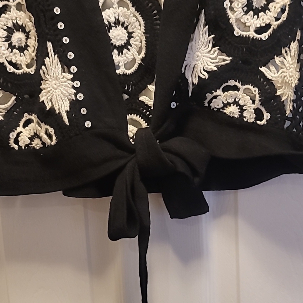 JUST B Black and White Crocheted Cardigan Tie Front, Sz Large - Picture 4 of 9